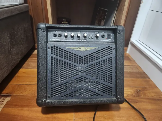Amplificador para baixo Oneal OCB-308X 40W - Usado, funcionando. Ideal para iniciantes.