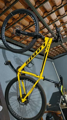Vendo bike lótus semi nova , com pelo no pneu ainda ,aro 29
