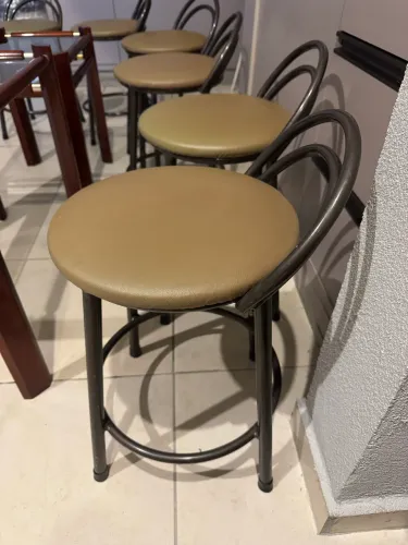 Conjunto com 6 banquetas estofadas