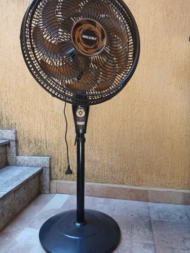 Ventilador Mallory com 12 pás de coluna e controle remoto