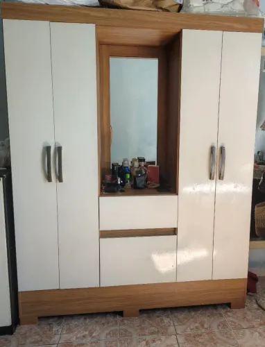 Vendo um guarda-roupa usado. Valor 300 reais