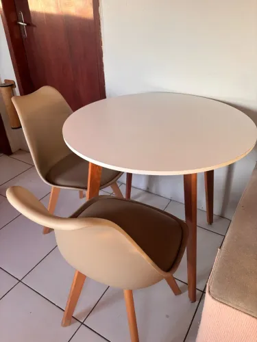 Mesa de jantar redonda com 2 cadeiras