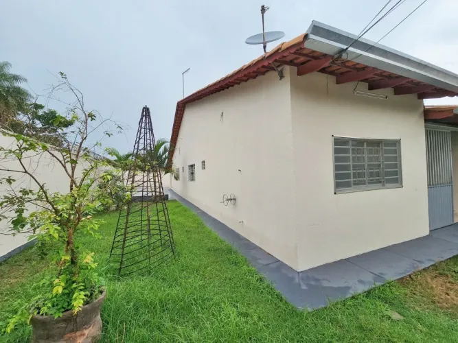 Casa de Esquina com Piscina, Churrasqueira e 3 Quartos (1 Suíte) no Jardim Dom Bosco  Apar