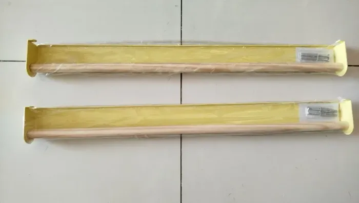 Prateleiras para Quadros - metal amarelo e madeira (são dois suportes vendidos juntos)