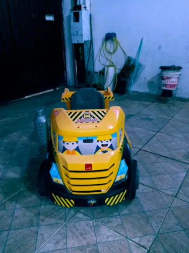 Caminhão bandeirante Brutus construtor pedal buzina cor amarelo e preto 