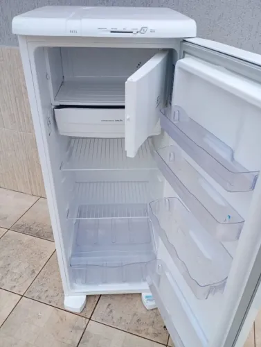 Geladeira Eletrolux 240 litros