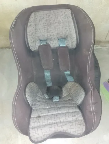 Cadeirinha pra criança de 3 anos em perfeito estado só está suja mais irei lavar 