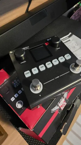 BLACK BOX MVAVE Pedal multiefeitos para baixo.