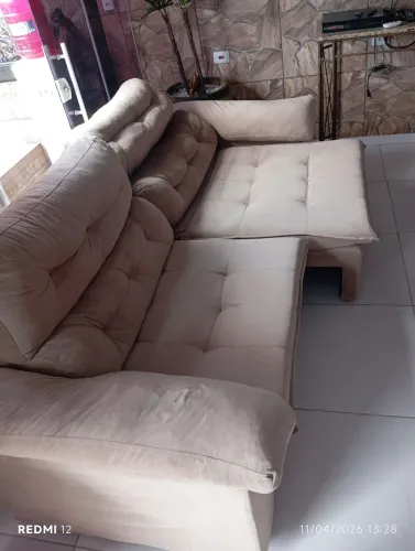 Vendo sofá retrátil,2 lugares, encosto flexível, aveludado na cor Nude