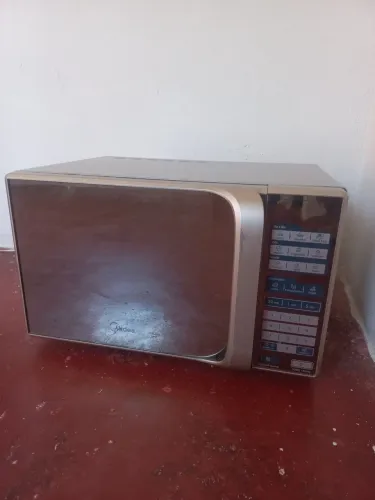 Micro ondas midea 31 litros muito novo só está sem o prato