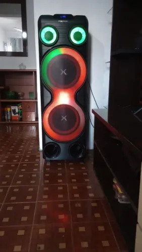 Torre de som Polyvox XT2210T com iluminação LED.