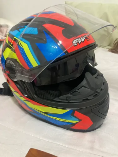 Capacete fw3 com óculos de sol