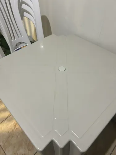 Mesa e cadeiras de plástico.