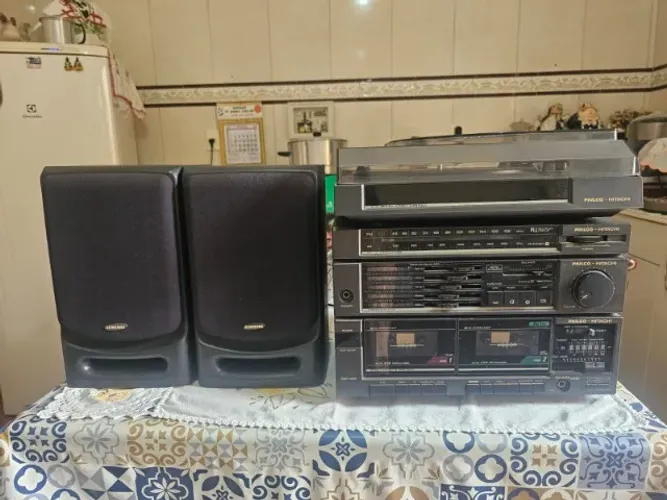 Toca-discos de vinil, rádio AM/FM e toca-fitas cassete Philco Hitachi