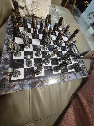Jogo de xadrez medieval, com baú para armazenamento das peças