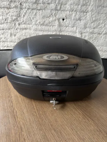 Baú Givi 45 litros para 2 capacetes
