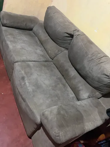 vende-se esse sofá ele é retrátil ,inclina a cabeceira ele ficar do tamanho de uma cama