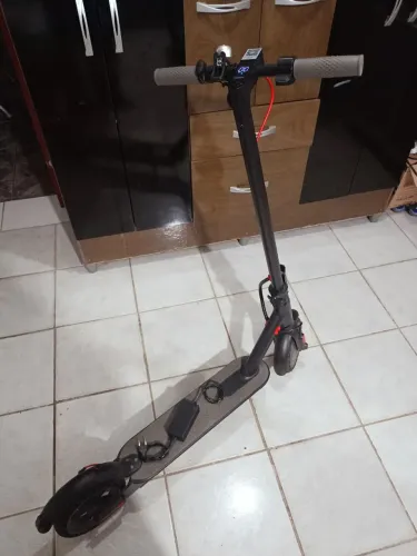 Patinete elétrico semi-novo com alarme de segurança instalado