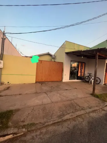 Casa à venda com ponto comercial no Residencial Santa Terezinha.