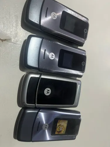 Quatro telefone celular antigo em formato flip da Motorola