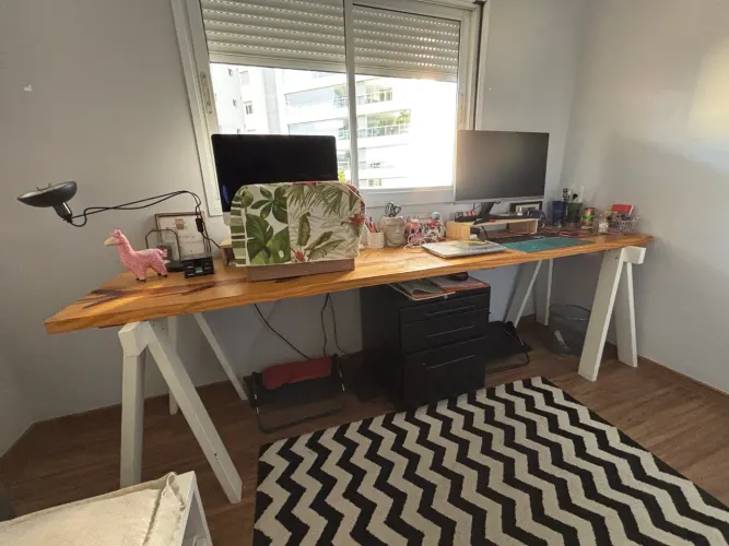 Mesa para escritório - tampo de madeira pinus + 02 cavaletes