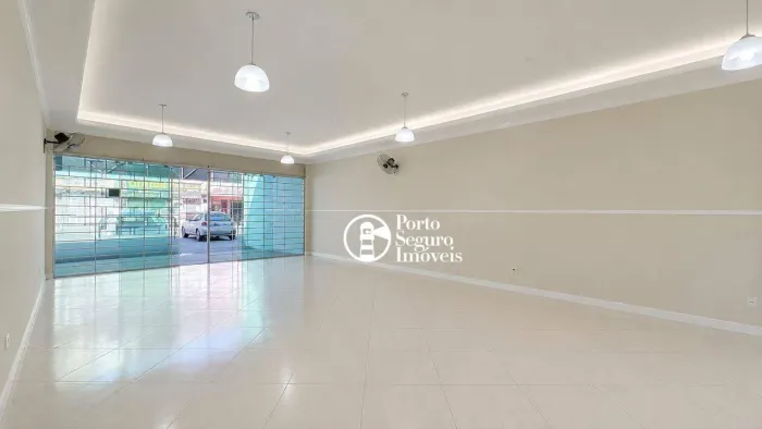 Um salão perfeito para seu comércio em Av. corredor de serviço. Excelente visualização.