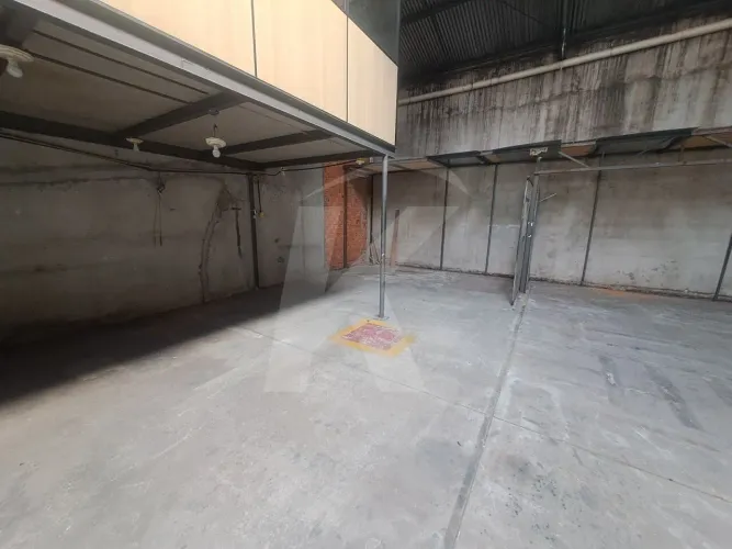 Galpão medindo 300 m² com banheiro.