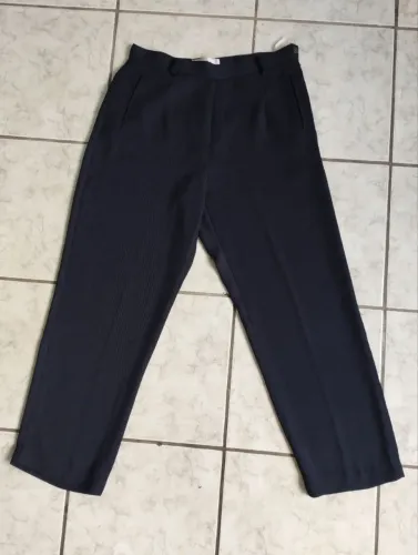 Calça em alfaiataria azul marinho