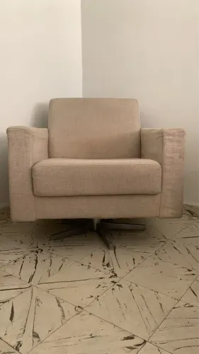 Duas Belas Poltronas Giratórias