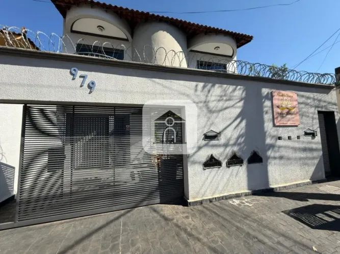 Apartamento sobrado para locação no bairro Saraiva