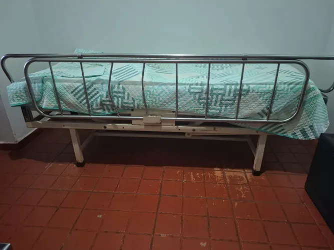 VENDO 2 CAMAS HOSPITALARES POR : R$300 CADA .