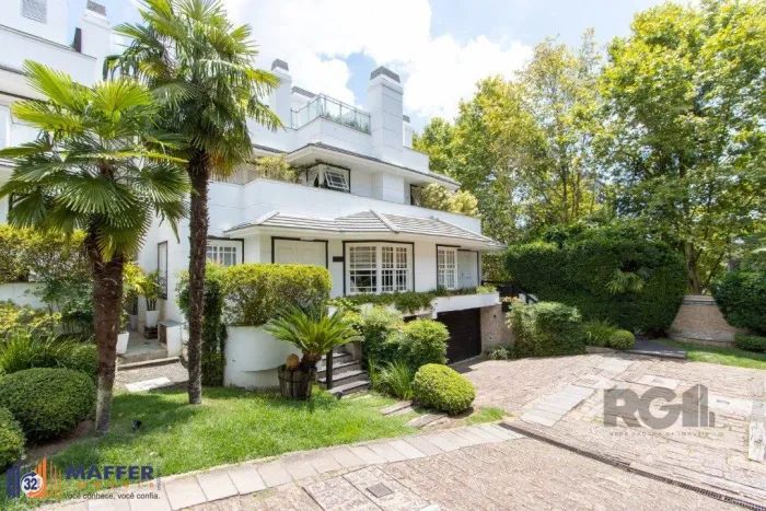 Casa em condominio, mobiliada com 741m² privativos , com 3 suítes- master