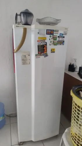 Geladeira DAKO 300 litros Branco em pleno funcionamento