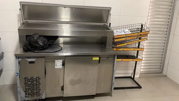 Balcão de serviço refrigerado com condimentador inox(POLAR)