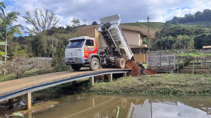 Caminhão Caçamba 13-190