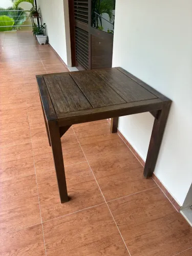 Mesa em madeira angelim