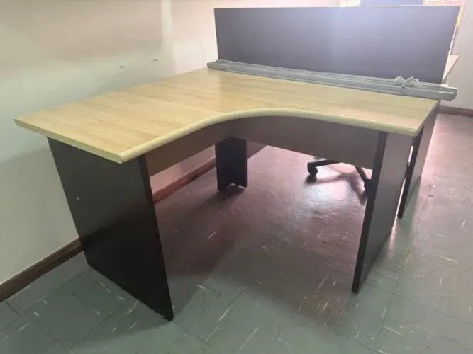 Mesa em (L)