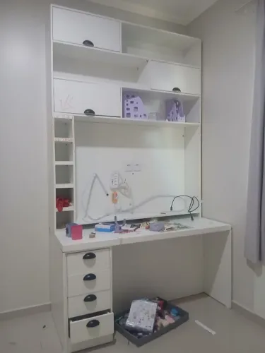 Painel de tv e escrivaninha com mesa para estudo 