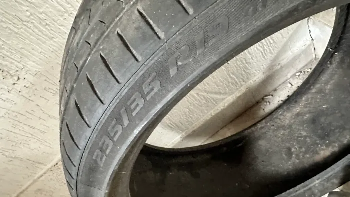 Pneu Pzero 235/35 ZR19 seminovo BMW Mercedes Audi