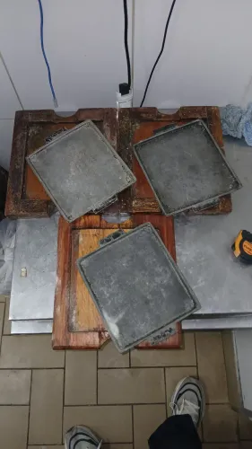 Kit de Chapas/Tábuas de Servir Petiscos em Alumínio Maciço com Base Madeira R$40,00 cada