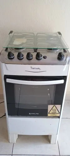 Fogão Atlas Fastcook 4 bocas, a gás, com acendimento automático e forno.