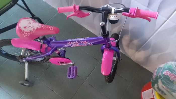 Vendo bicicleta semi nova,usada 6 vezes a criança não pode usar