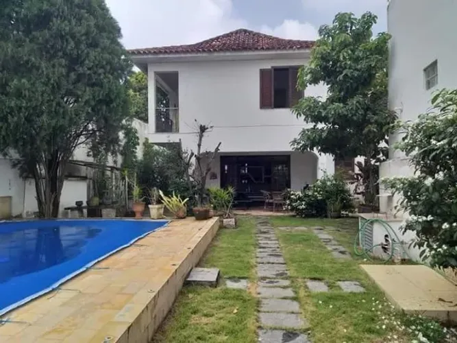 Casa à venda no centro, perto do colégio Batista