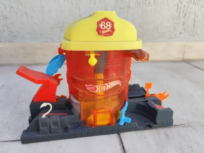 Pista Hot Wheels Super Quartel Dos Bombeiros