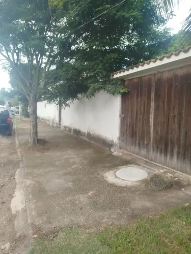 Vendo Casa com ótimo quintal.