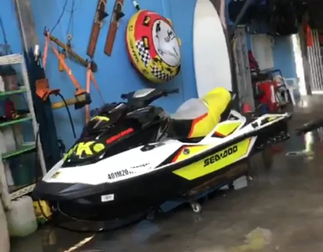 Jet ski seadoo wake pro 215