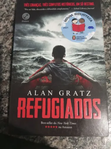 Livro, com quase 300 páginas, que conta a história de três refugiados.