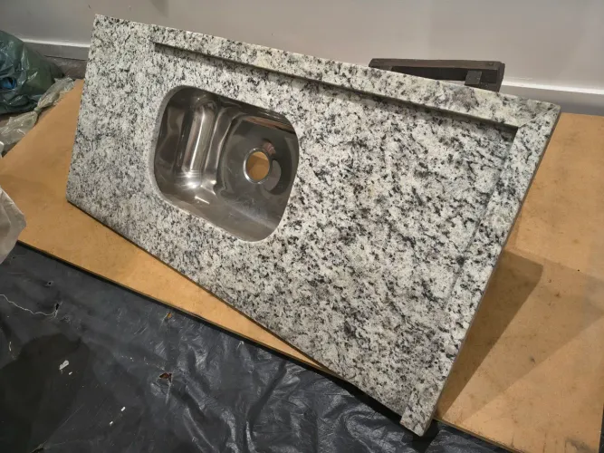 Pia de granito ( cozinha ) com cuba de inox