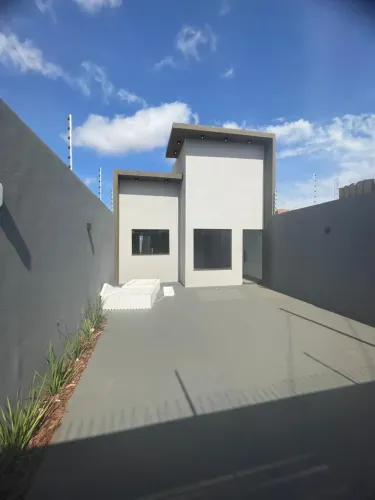 Casa à venda em Rio Verde com espaço aconchegante, ótima localização, 3 quartos e acabamen