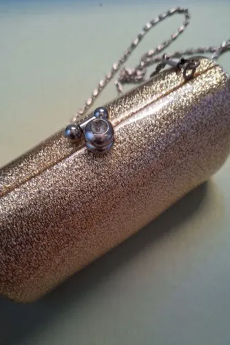 Clutch Dourada com corrente
